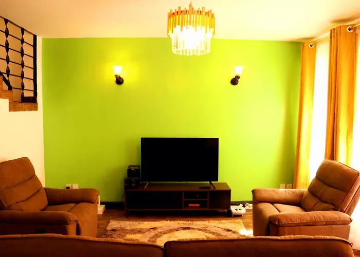 Little Green Room Homestay Near Jkia Airport & Sgr Railway Station